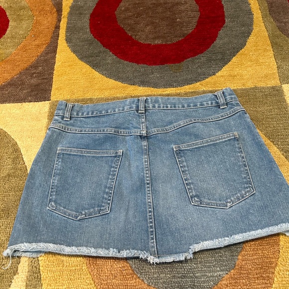 Marc Jacobs Low Rise Mini Denim Jean Skirt Frayed Loose Button Size 10 Women’s - Picture 1 of 3